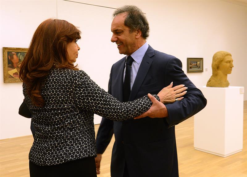 La presidenta Cristina Fernández de Kirchner saluda a Scioli. EFE