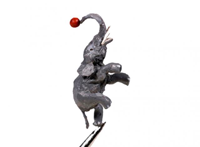 Elefante equilibrista en la punta de una aguja. Francia