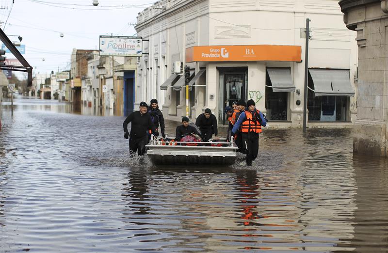 Miles de evacuados por el fuerte temporal en la provincia de Buenos Aires. EFE