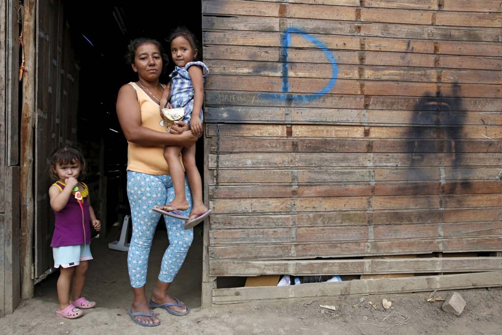 Madre e hija con su vivienda marcada con la  D, en  San Antonio, estado de Tachira. Foto. Carlos Garcia Rawlins