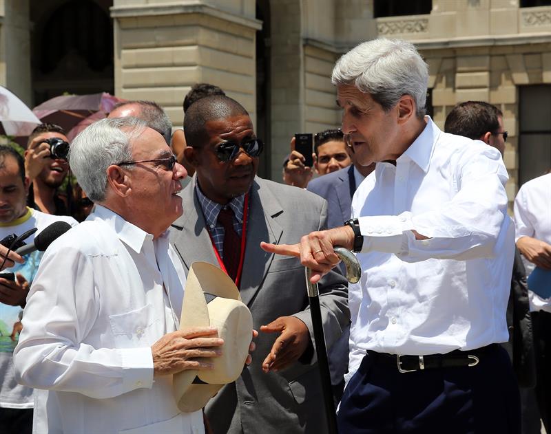 John Kerry realiza un recorrido por el centro histórico de La Habana (Cuba), acompañado por el historiador de la ciudad, Eusebio Learl. Foto Efe