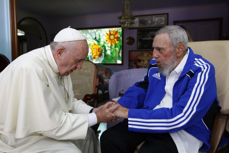 El Papa Francisco es recibido en La Habana por Fidel Castro. Efe