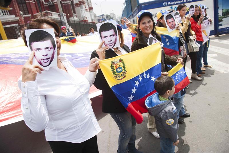 Protesta de ciudadanos peruanos frente a la Embajada de Venezuela en Lima. Efe