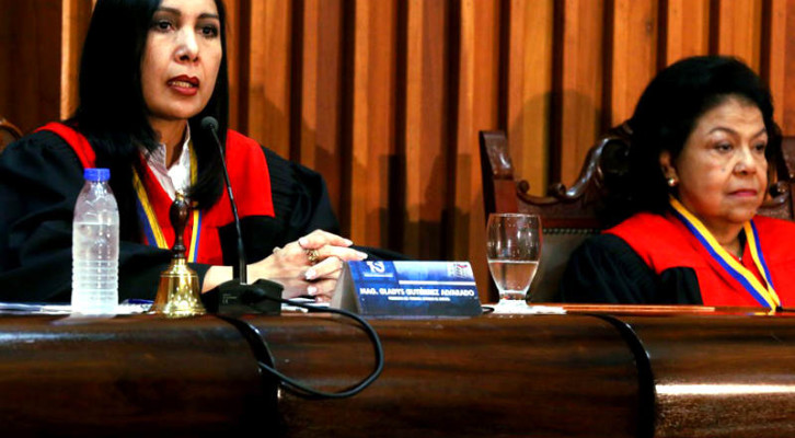 A la izquierda la jueza Susana Barreiros que condenó a López