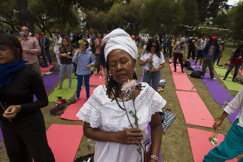 Ecuatorianos participan de una jornada de meditación y yoga en el Parque de la Carolina. Foto.José Jácome Efe