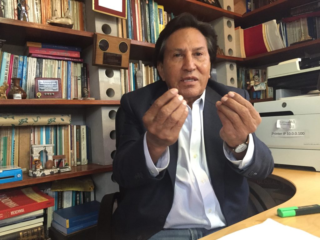 El ex presidente Toledo en el despacho de su casa de Lima.