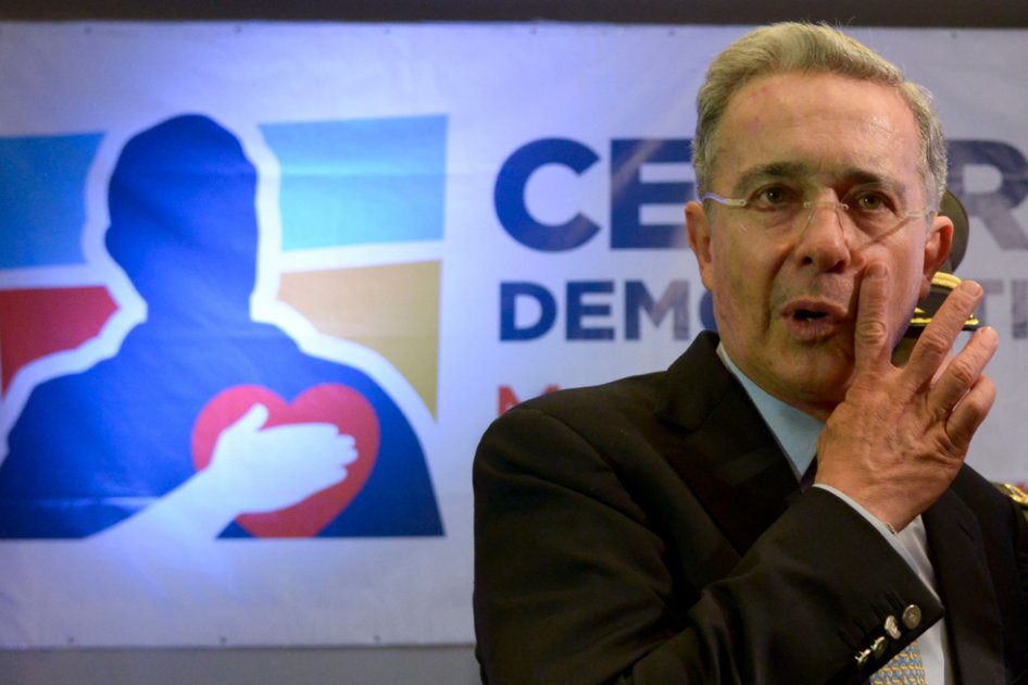 El expresidente Álvaro Uribe promueve la recolección de firmas en contra de la negociación con las FARC en Medellín.