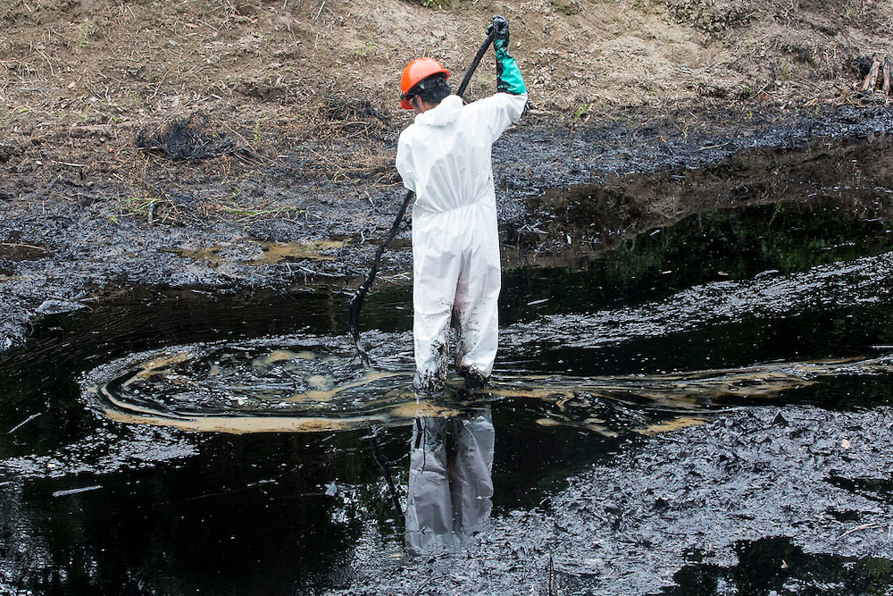 Uno de los trabajadores que están limpiando el crudo que se vertió en la comunidad de Monterrico el pasado 24 de septiembre.2016 Juanjo FERNÁNDEZ
