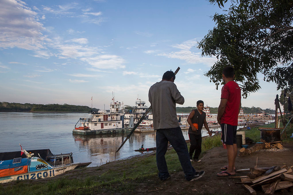 Embarcaciones de petróleo detenidas en Saramurillo por la protesta que mantienen los nativos de la región contra los continuos derrames de petróleo y sus consecuencias desde el día 1 de septiembre.2016 Juanjo FERNÁNDEZ